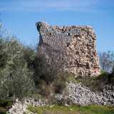 Ed � qui, circondati tra gli ulivi, che ci ritroviamo davanti a ci� che resta dell�antica fortezza
